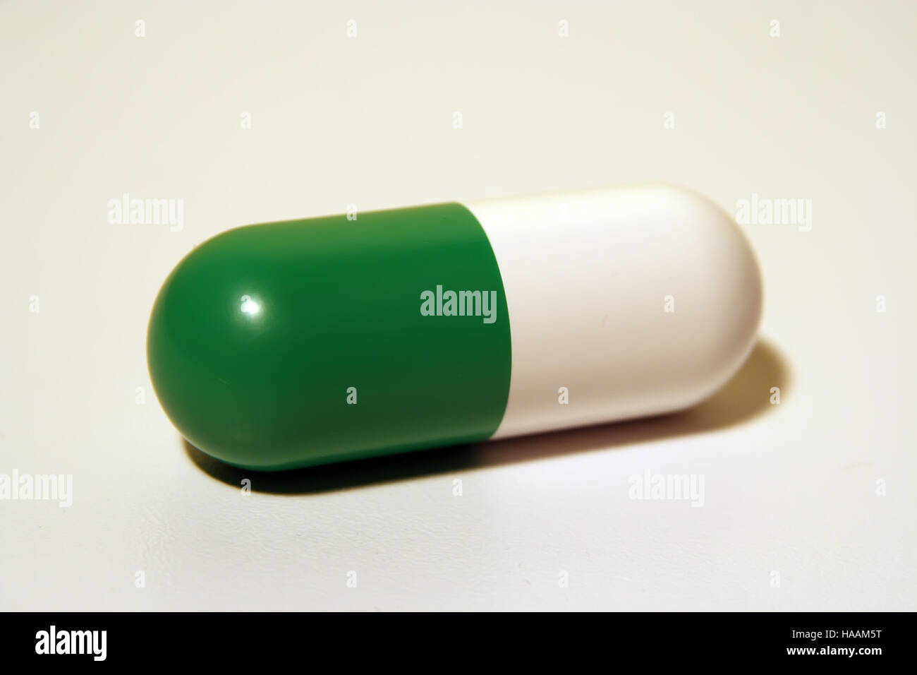 Grüne und weiße medizinische Pille. Antibiotika-Kapsel. Stockfoto