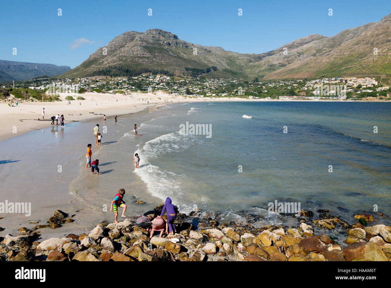 Menschen vor Ort auf Hout Bay Beach, Kapstadt, Südafrika Stockfoto