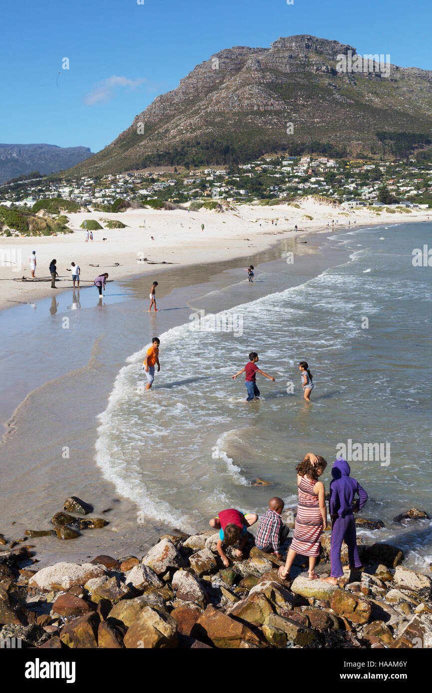 Menschen vor Ort auf Hout Bay Beach, Kapstadt, Südafrika Stockfoto