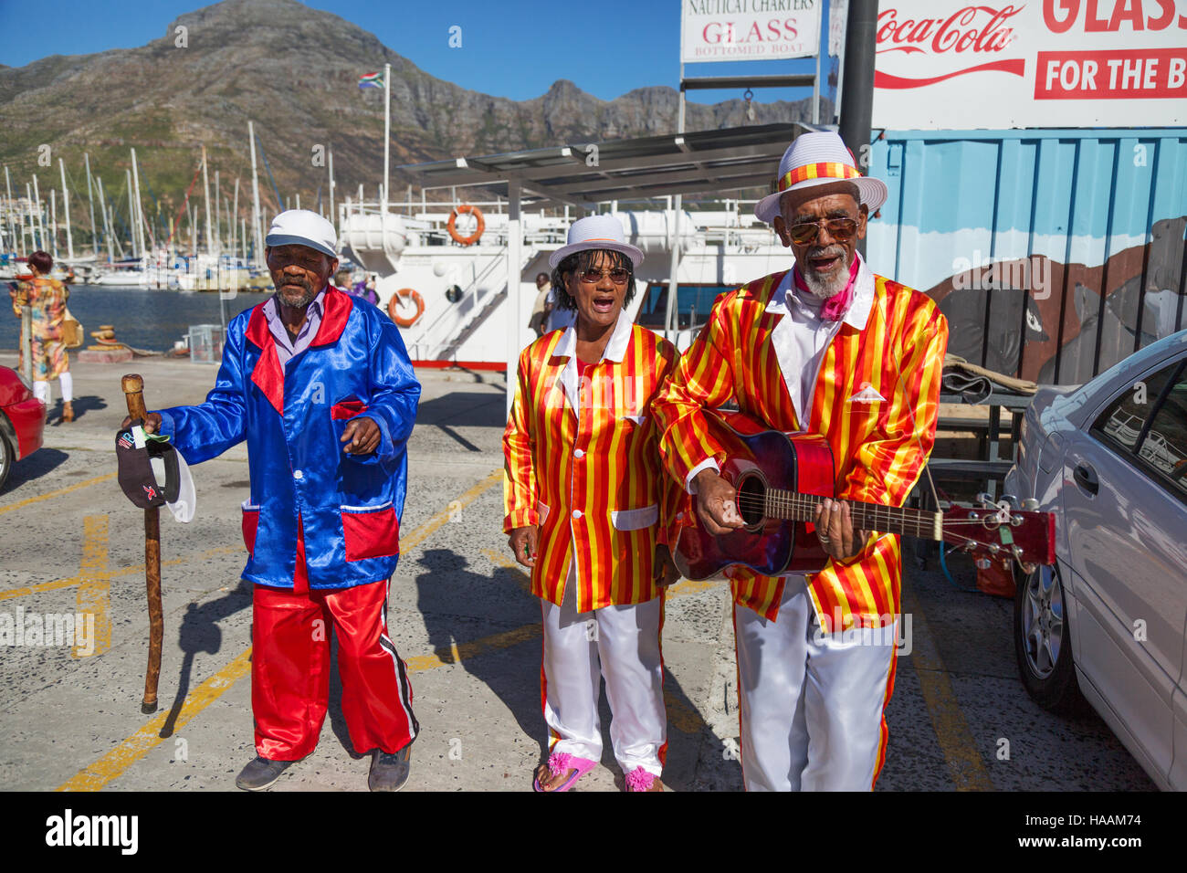 Straßenmusiker in Afrika; bunt bekleidete Straßenmusiker in Hout Bay, Kapstadt, Südafrika Stockfoto