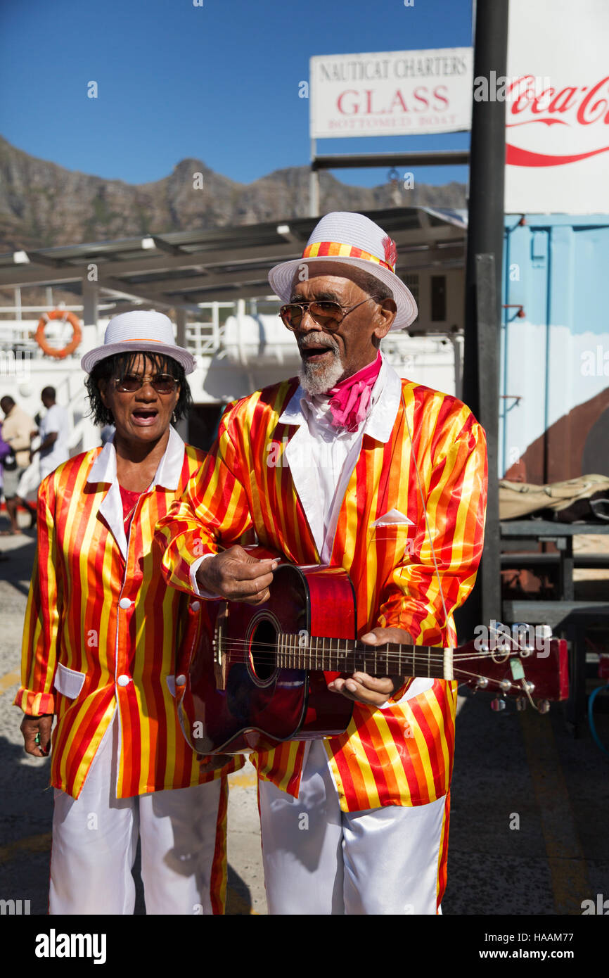 Bunt gekleidete Buskers singen in Hout Bay, Kapstadt, Südafrika Stockfoto