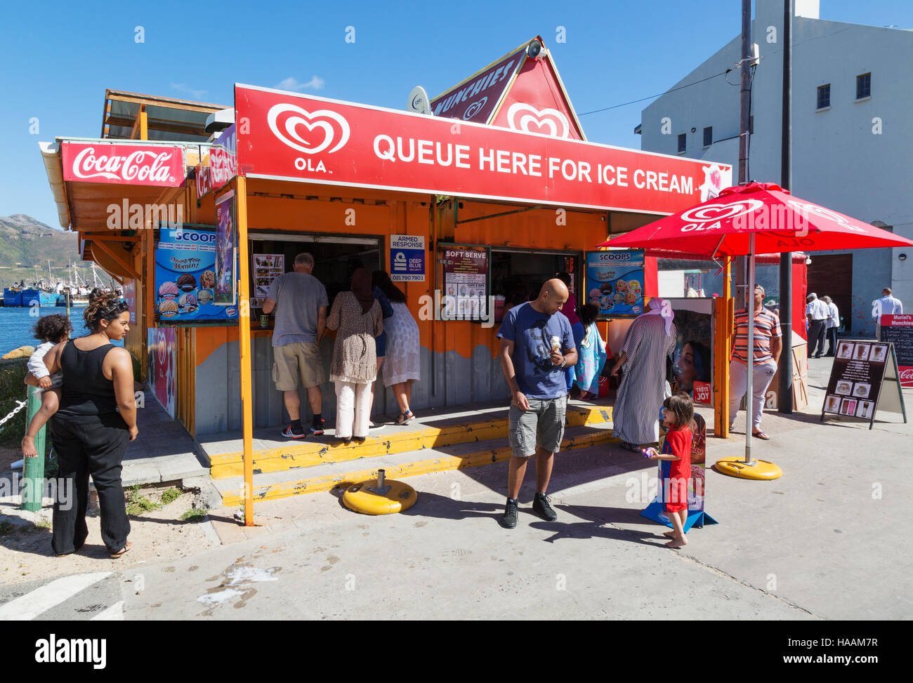 Menschen kaufen Eis in ein Eis-Shop, Hout Bay, Cape Peninsula, Cape Town, Südafrika Stockfoto