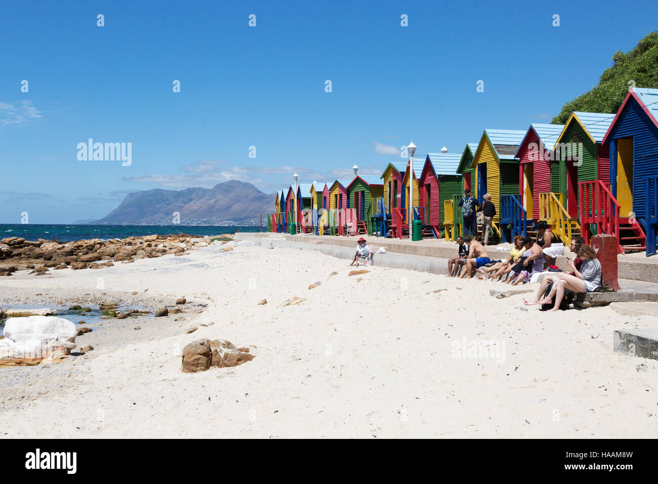 Bunte Strandhäuschen am St James Strand, Muizenberg, Kap-Halbinsel, Cape Town, Südafrika Stockfoto