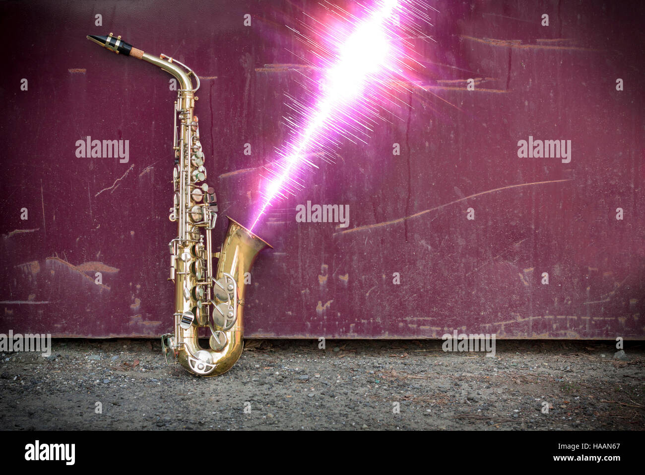 Jazz-Saxophon mit Schallwelle auf trashigen Straße Stockfoto
