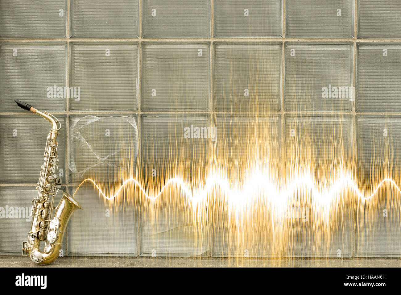 Jazz-Saxophon mit Schallwelle durch Glasfenster Stockfoto