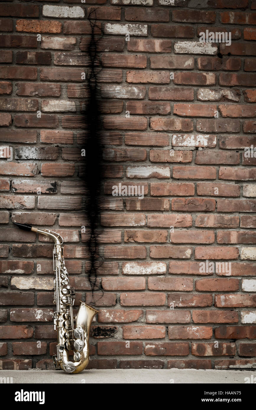 Jazz-Saxophon mit Schallwelle auf trashigen Straße Stockfoto