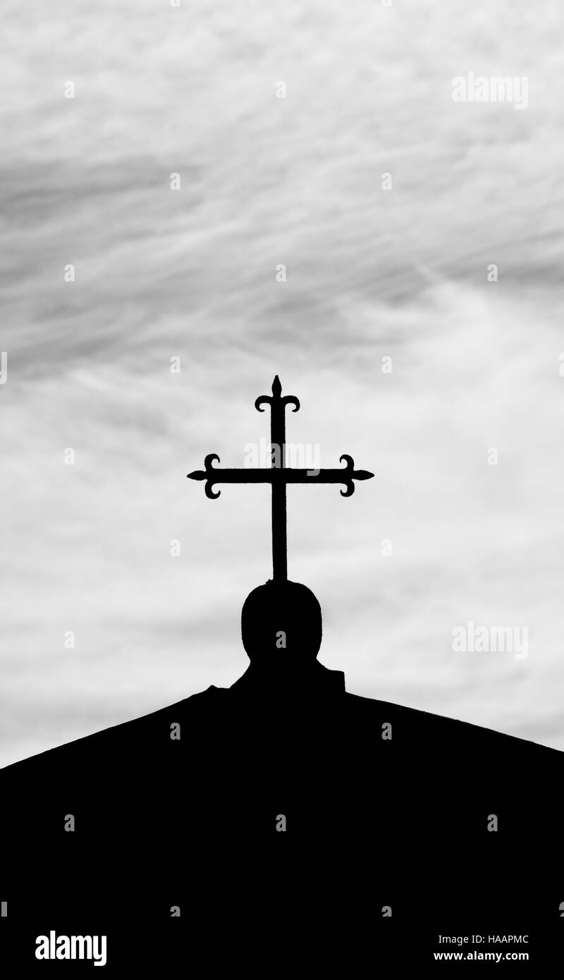 Heilig-Kreuz-Silhouette gegen bewölktem Himmel (s/w) Stockfoto