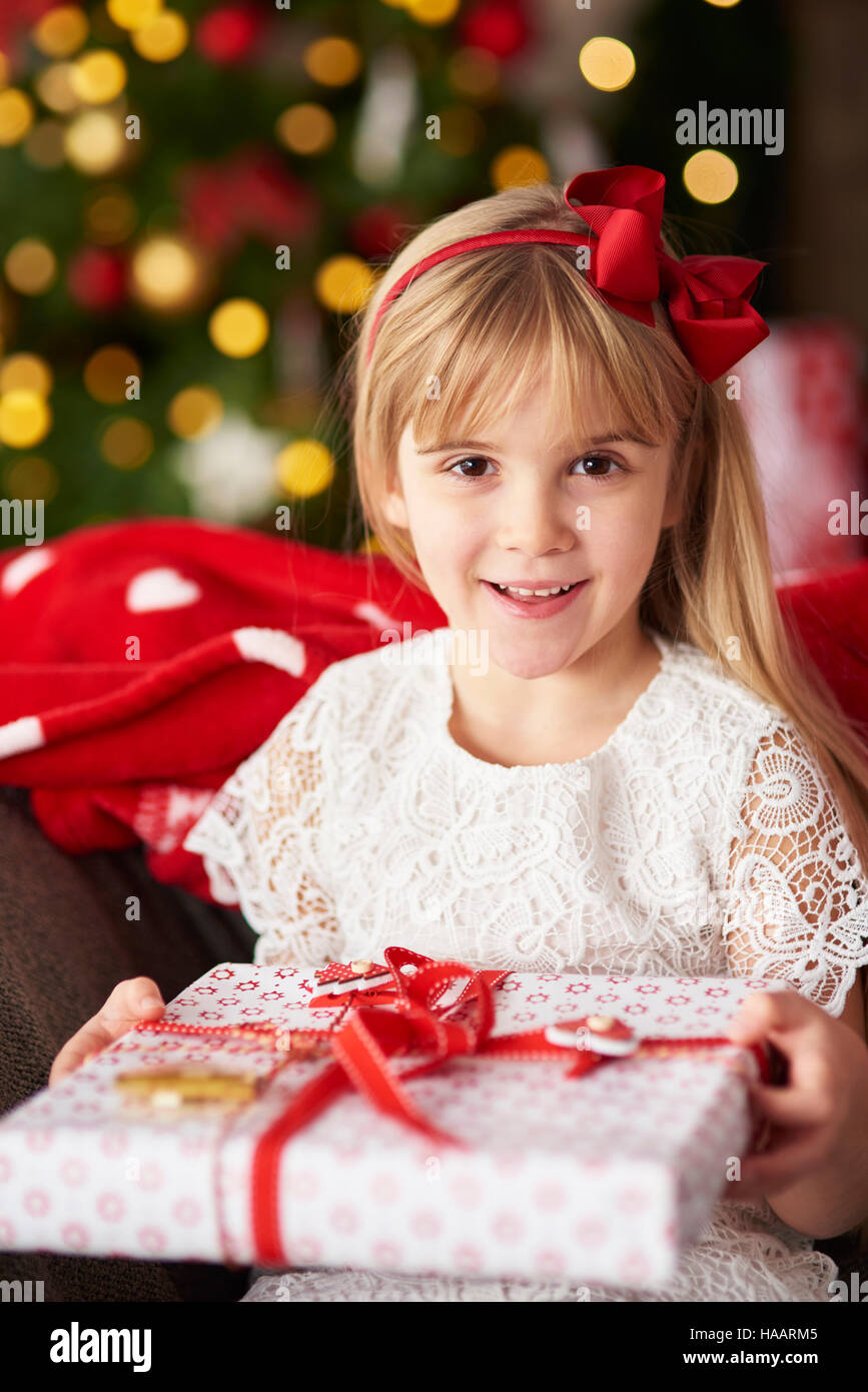Porträt der Blondine hält Geschenk Stockfoto