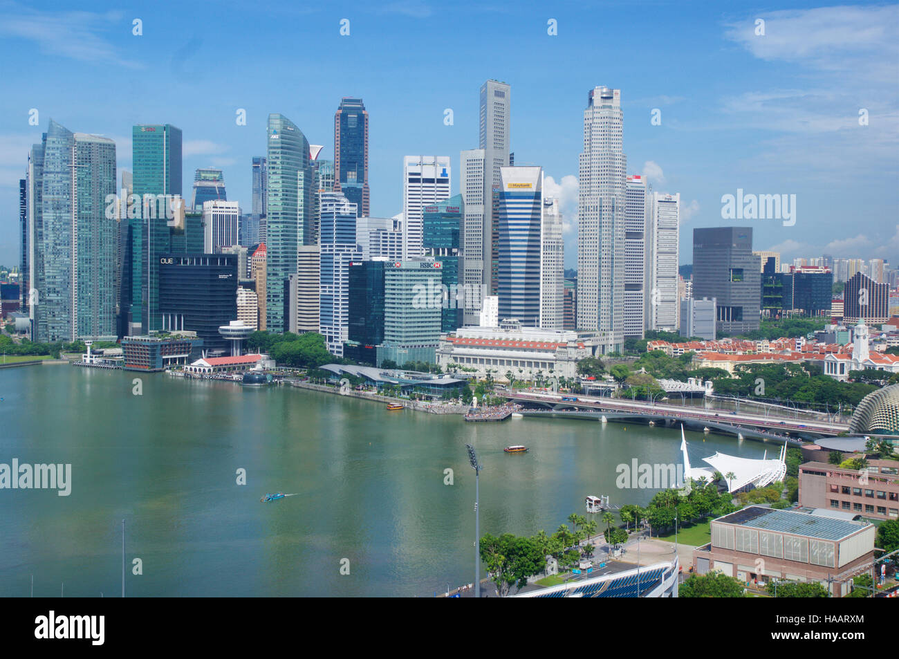Singapur - 23. Juli 2016: Wolkenkratzer der Innenstadt spiegeln in Marina Bay, moderne Bürogebäude Stockfoto