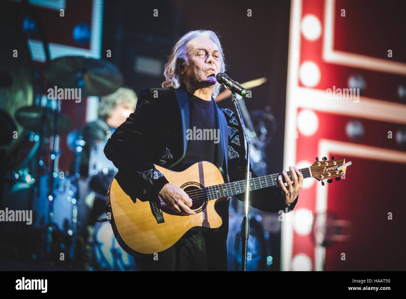 Turin, Italien. 25. November 2016. Riccardo Fogli von Pooh die live auf der Bühne der Pala Alpitour in Turin für ihre letzte Tour namens "L'ultima Notte Insieme" (die letzte Nacht zusammen). © Alessandro Bosio/Pacific Press/Alamy Live-Nachrichten Stockfoto