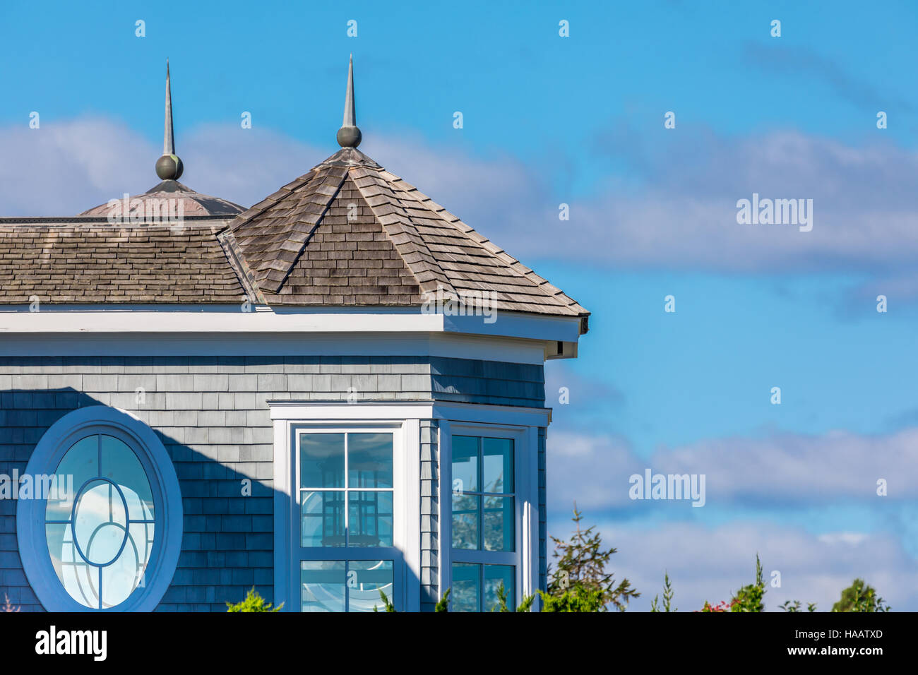 Detail eines Hauses mit Himmel und Wolken in den Hamptons Stockfoto