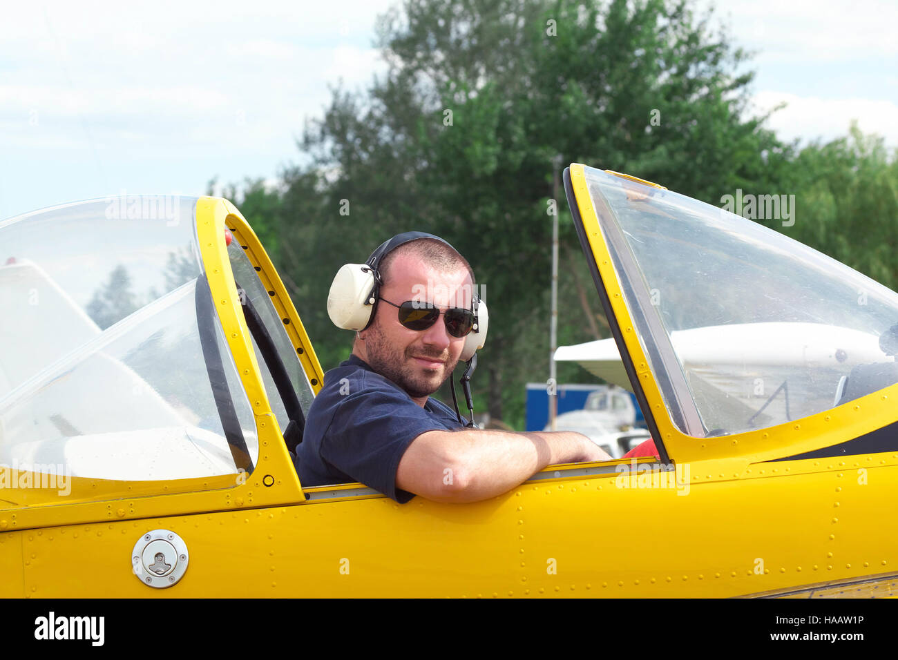 Pilot sitzt im Cockpit eines leichten Kunstflug Flugzeug mit der Haube öffnen Stockfoto