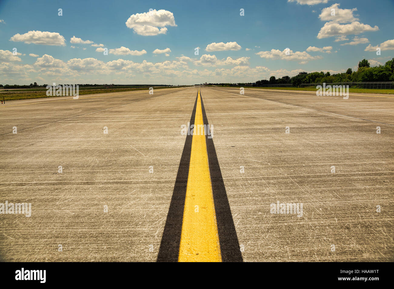 Leere Start-und Landebahn am Flughafen an einem warmen und sonnigen Sommertag Stockfoto