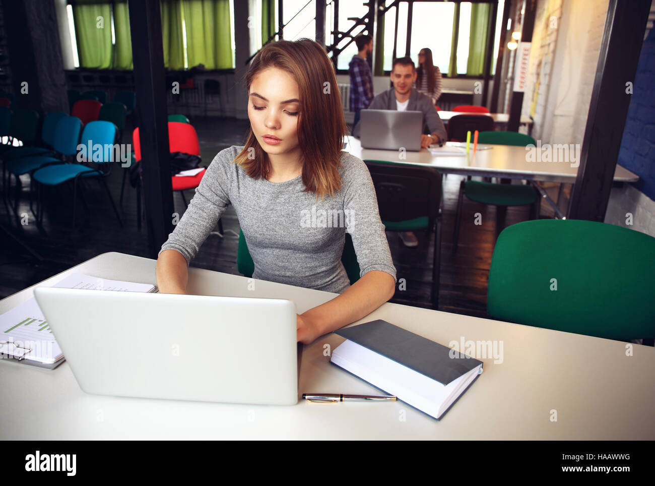 Porträt einer ernsthaften Geschäftsfrau mit Laptop im Büro Stockfoto