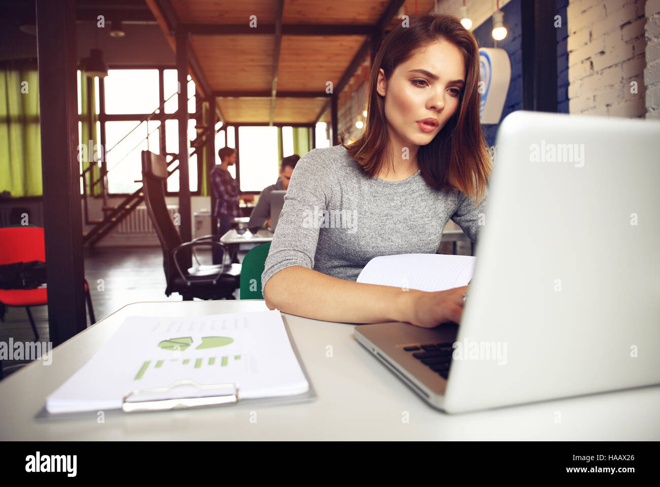 Porträt einer ernsthaften Geschäftsfrau mit Laptop im Büro Stockfoto