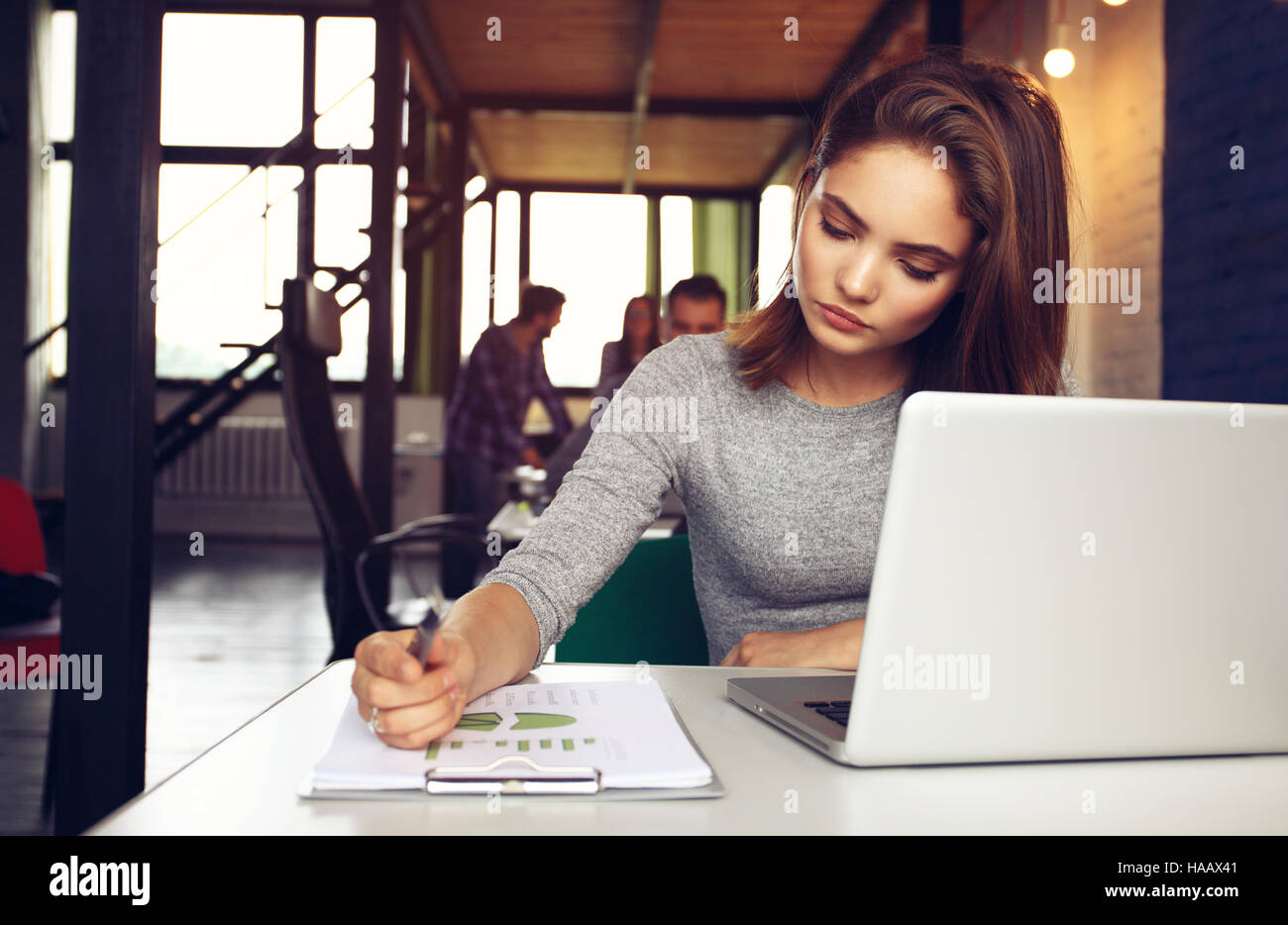 Porträt einer ernsthaften Geschäftsfrau mit Laptop im Büro Stockfoto