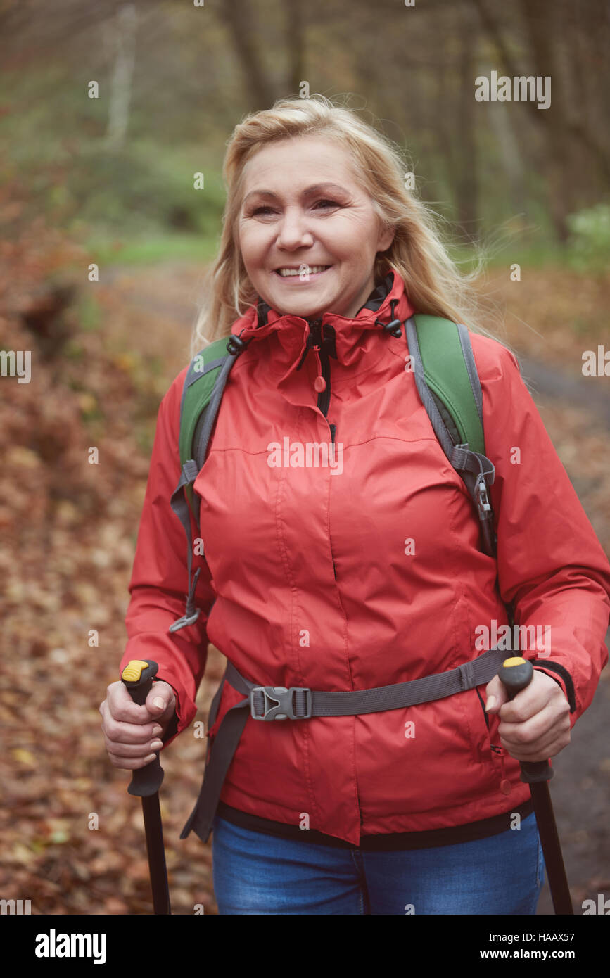 Frau im Wald wandern Stockfoto