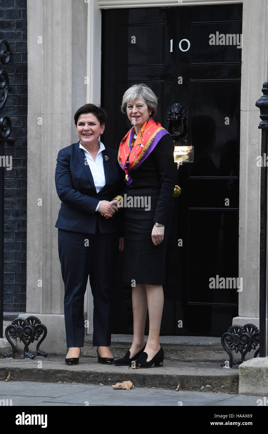 Premierminister Theresa Mai begrüßt der polnische Premierminister Beata Szydlo, 10 Downing Street, London, vor einem Gipfeltreffen. Stockfoto