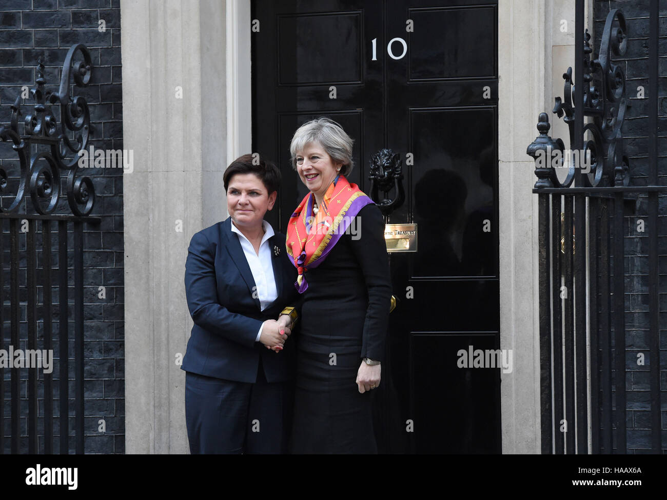 Premierminister Theresa Mai begrüßt der polnische Premierminister Beata Szydlo, 10 Downing Street, London, vor einem Gipfeltreffen. Stockfoto