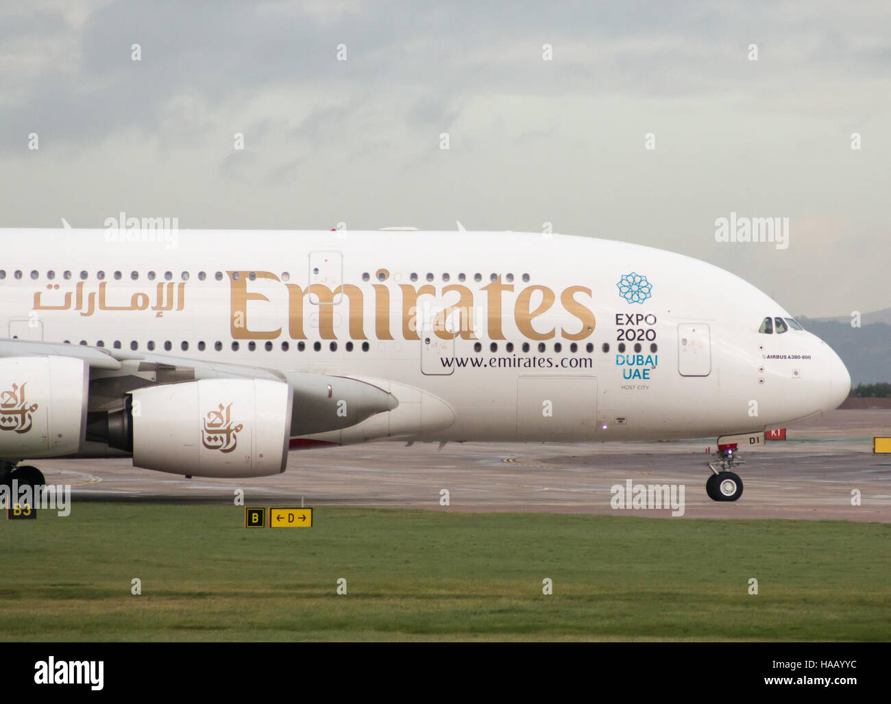 Emirates A380-861 Doppeldecker Widebody-Passagierflugzeug (A6-EDI) auf Manchester International Airport Asphalt Rollen. Stockfoto
