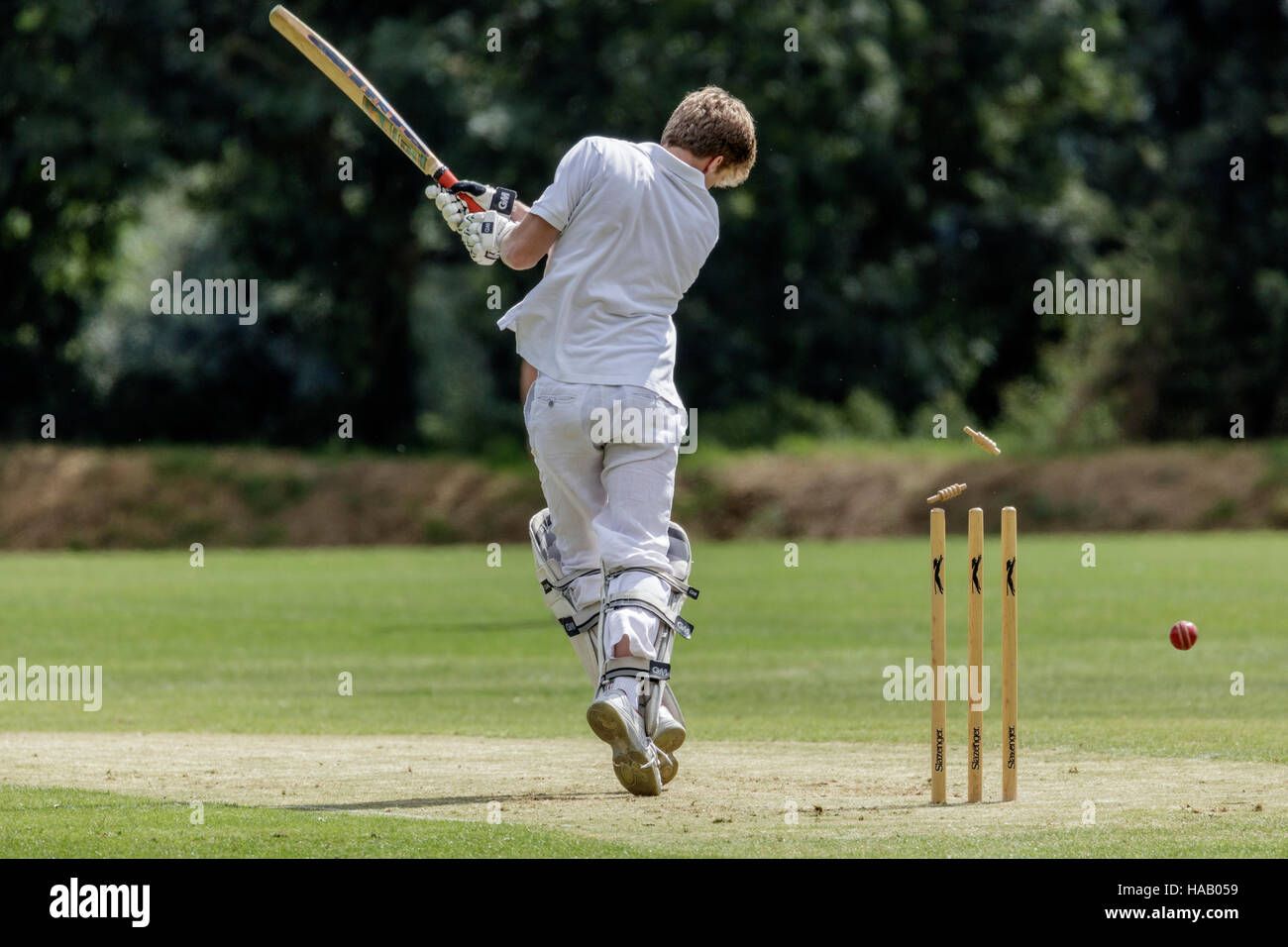 Ein Schlagmann ist sauber rollte in ein Dorf-Cricket-match Stockfoto