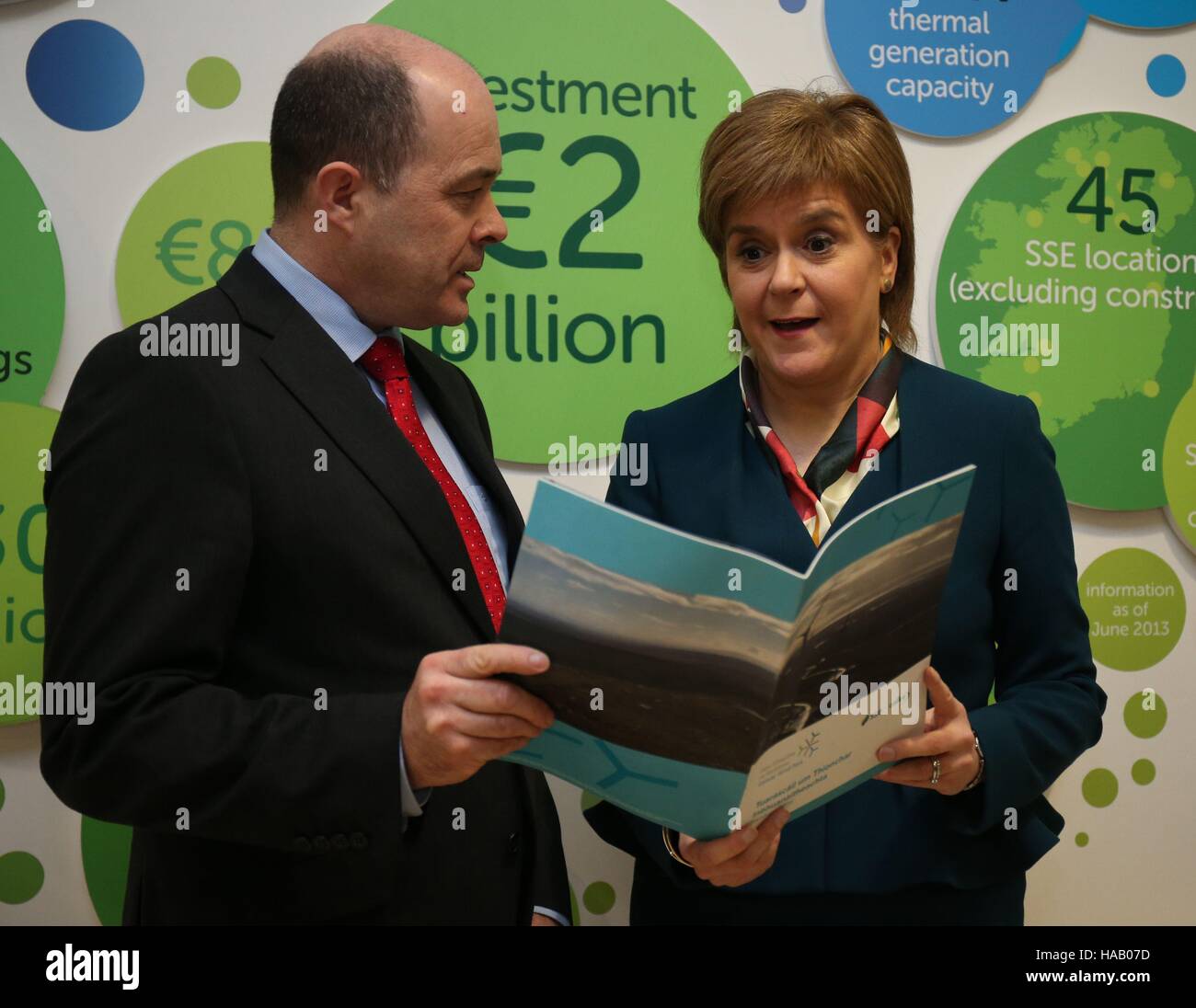 Minister für Kommunikation, Klimaschutz und Umwelt Denis Naughten erster Minister von Schottland Nicola Sturgeon mit einer neuen Nachhaltigkeitsbericht Engergy während eines Besuchs in der SSE-Irland-Zentrale in Leopardstown, abgebildet, wie sie, zur Stärkung der Verbindungen zwischen Schottland und Irland im Zuge der Brexit Stimmen aussieht. Stockfoto