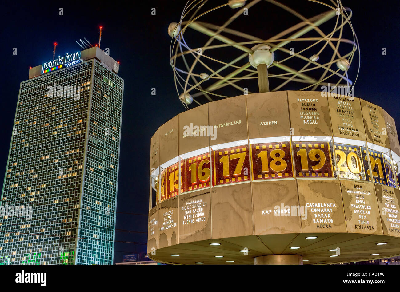 Alexanderplatz und Urania-Weltzeituhr bei Nacht, Berlin Stockfoto