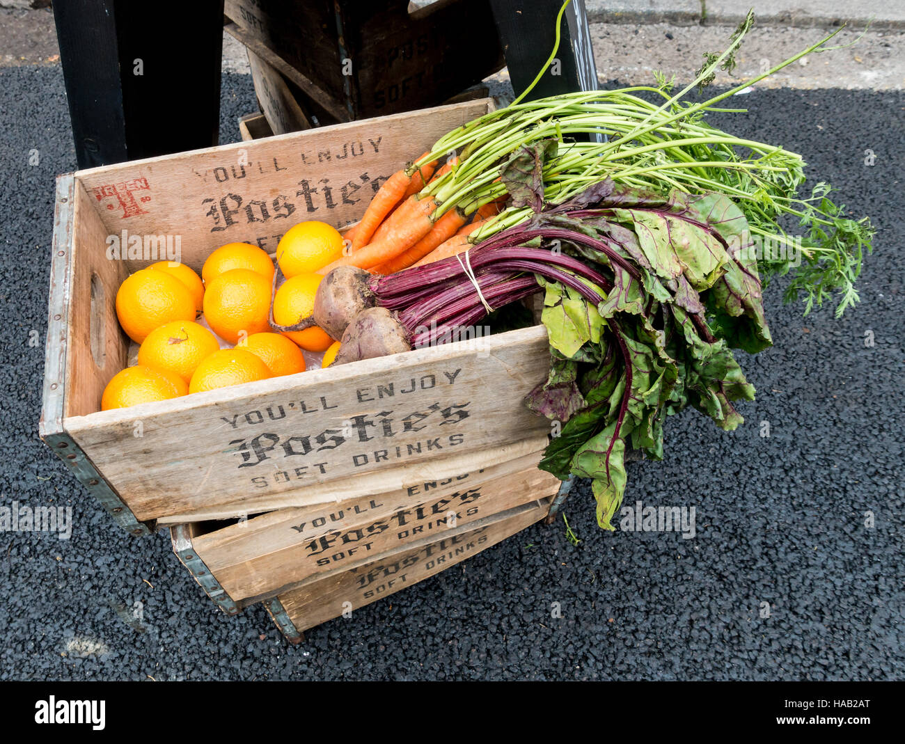 Orangen, rote Beete und Karotten in hölzernen box "Postie es alkoholfreie Getränke genießen Sie" Stockfoto