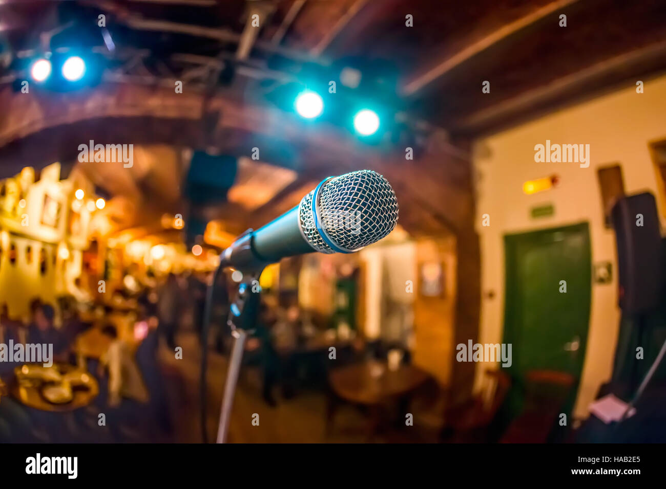 Mikrofon auf der Bühne vor dem Hintergrund des Auditoriums Stockfoto