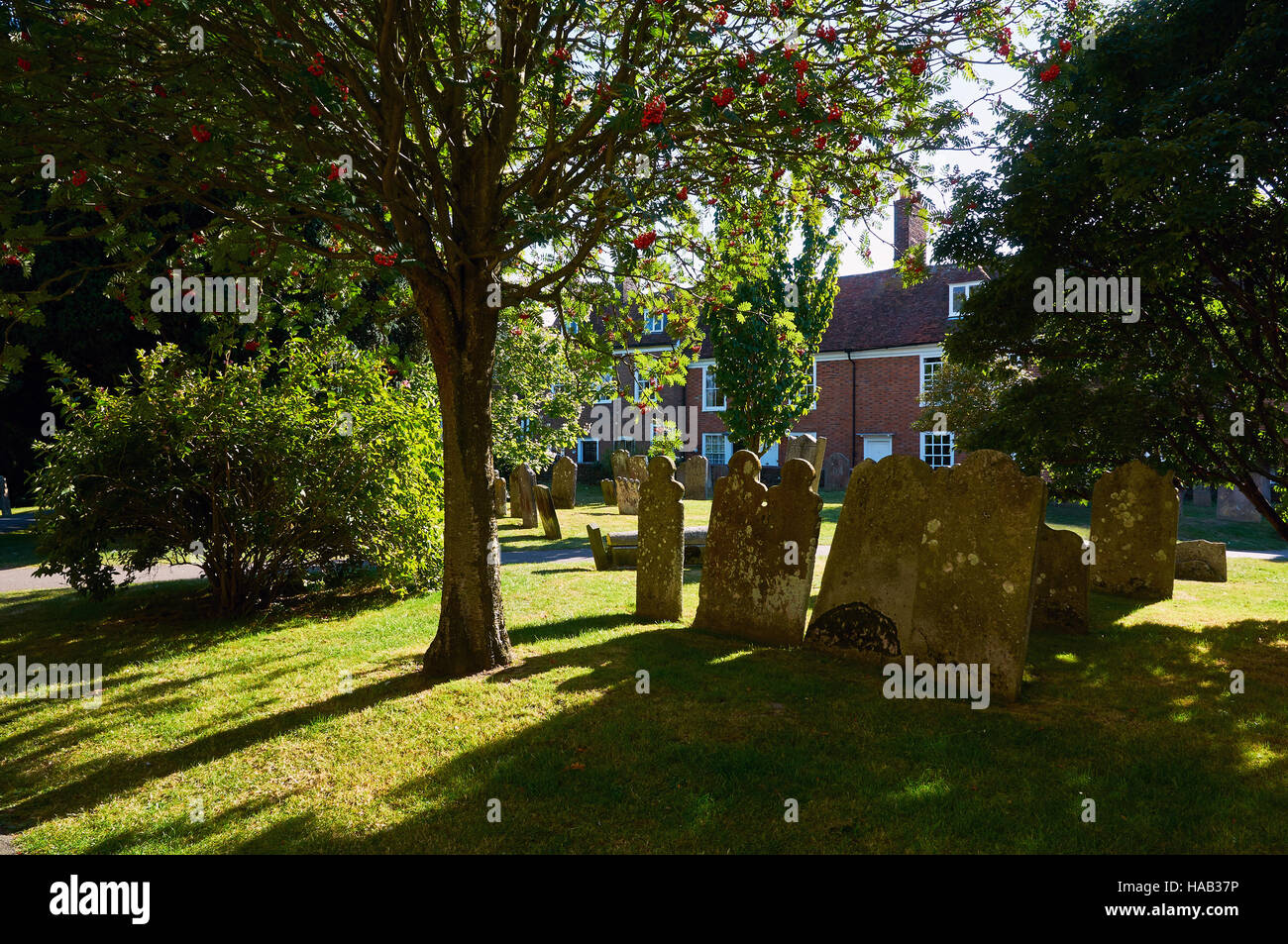 Kirchhof an Str. Marys Kirche, Roggen, East Sussex, UK Stockfoto