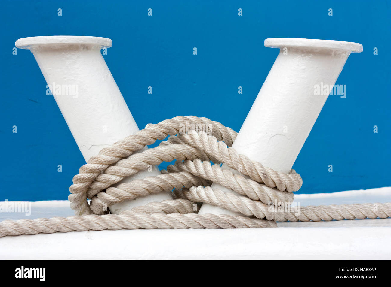 Drache und weißen Poller an Bord des blauen Boot Stockfoto