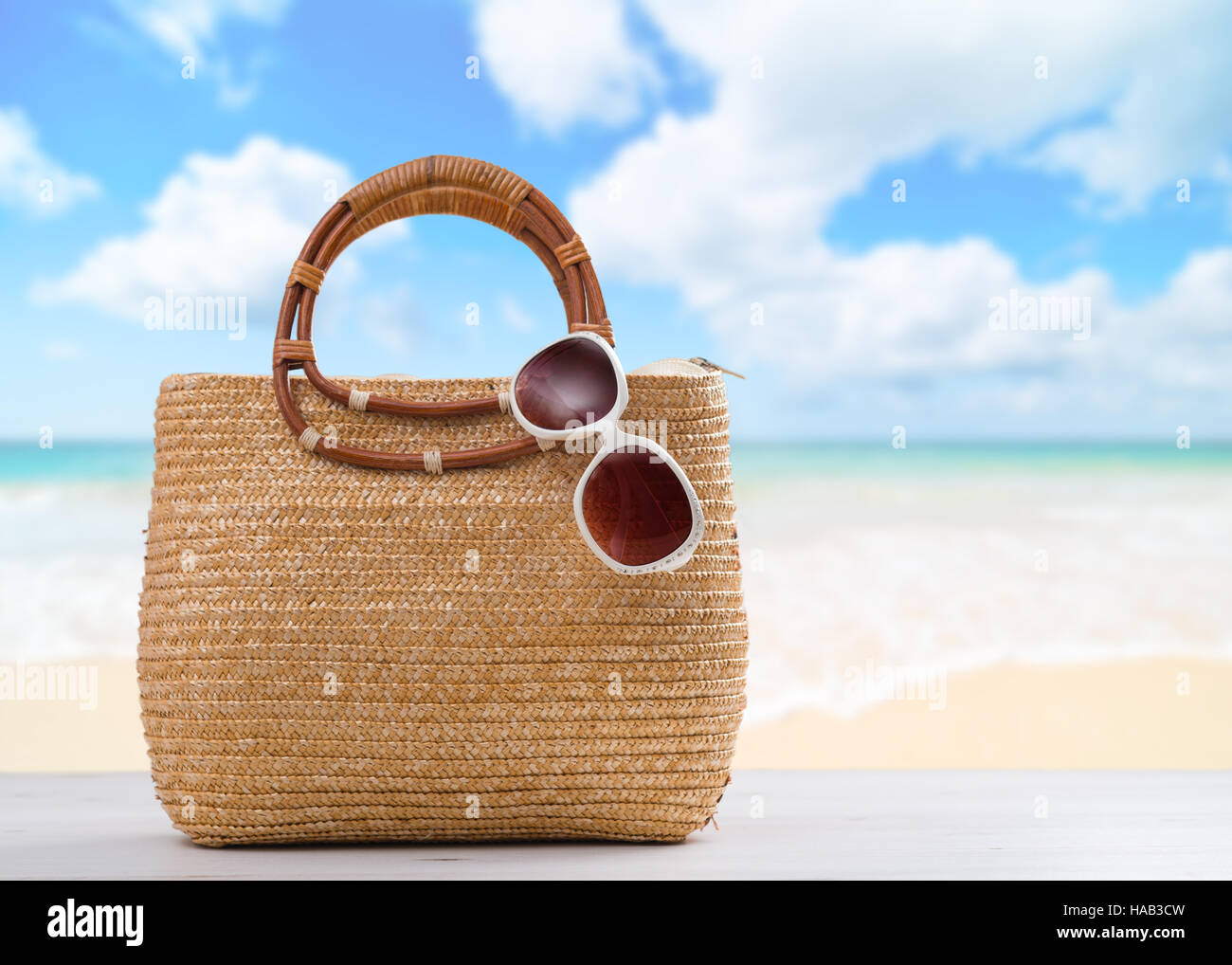 Strandtasche mit Sonnenbrille bereit für den Strand Stockfoto