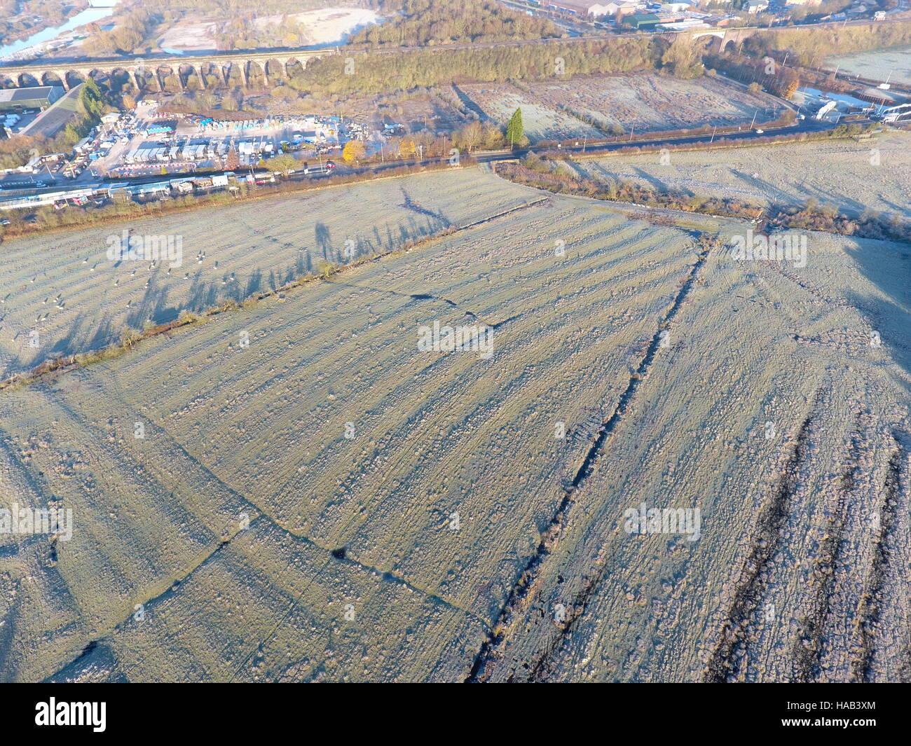 Frost, Ridge und Furche auf Ackerland in der Stadt Frodsham, Cheshire, England Stockfoto