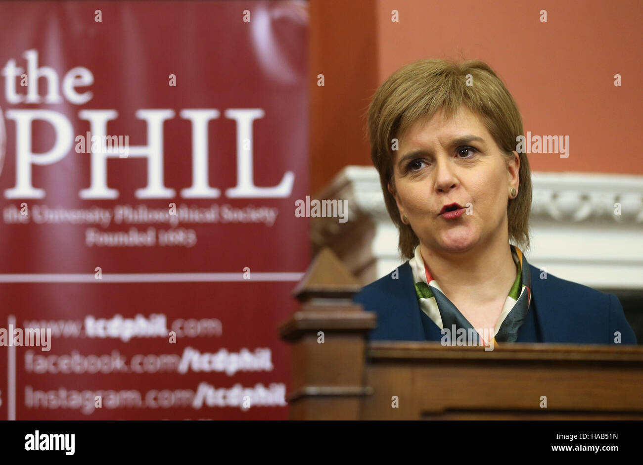 Scottish-erster Minister Nicola Sturgeon richtet sich an Studierende vor dem Erhalt einer Ehrenschutz von der philosophischen Gesellschaft am Trinity College Dublin. Stockfoto