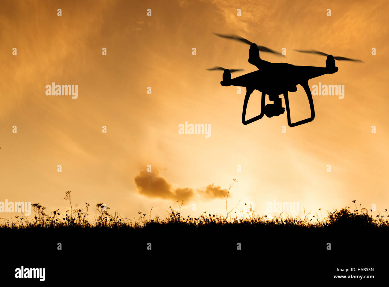 Silhouette von fliegenden Drohne fotografieren der Natur bei Sonnenuntergang Stockfoto