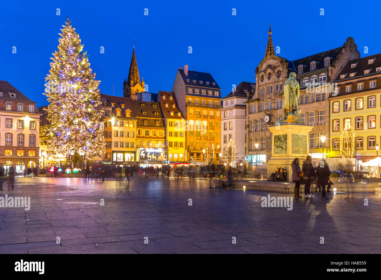 Der große Weihnachtsbaum in Place Kleber in der Weihnachtszeit. In Straßburg. Bas-Rhin. Das Elsass. Frankreich Stockfoto