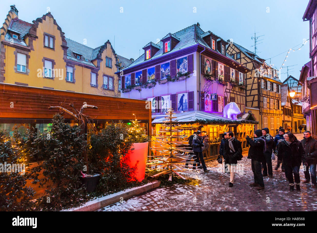 Weihnachtsschmuck und Touristen entlang der Petite Venice(little venice) Colmar, Weinstraße, Elsass, Haut-Rhin, Frankreich Stockfoto