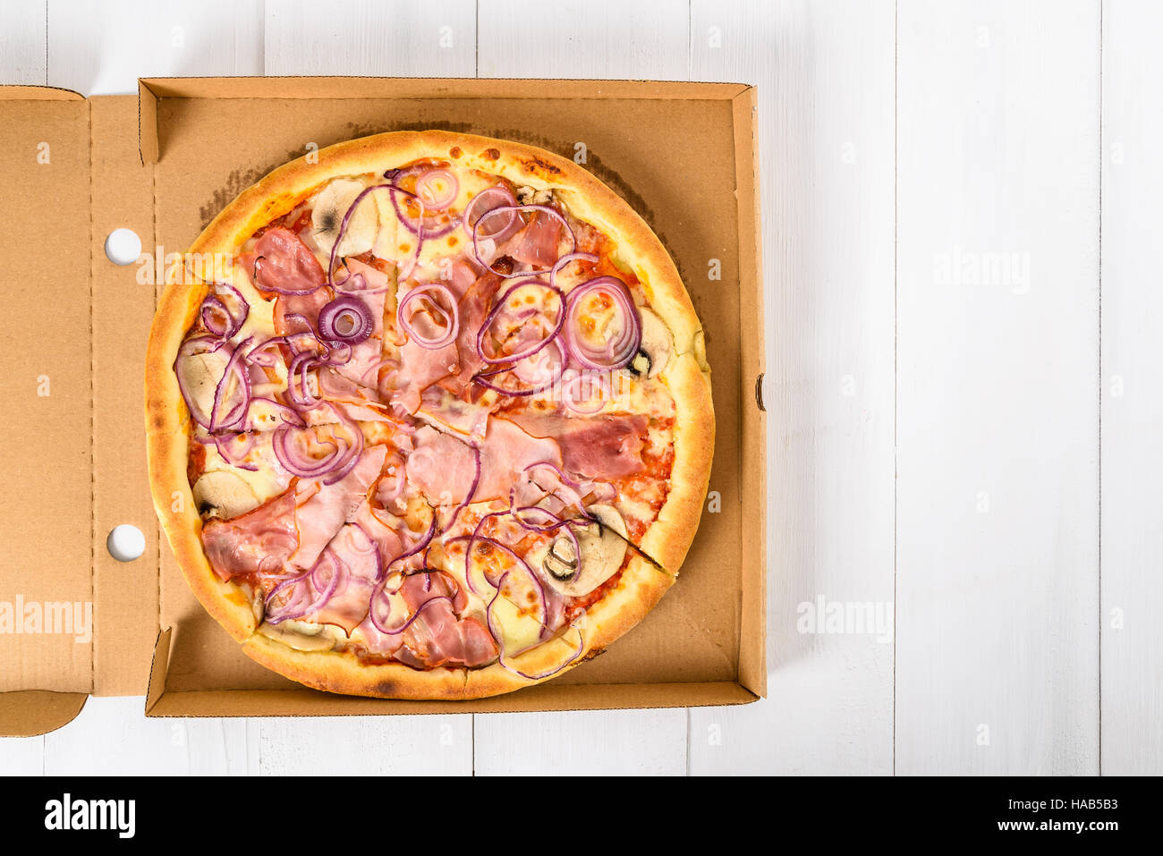 Italienische Pizza mit Speck, Schinken, Mozzarella-Käse, Zwiebeln und  Champignons Stockfotografie - Alamy