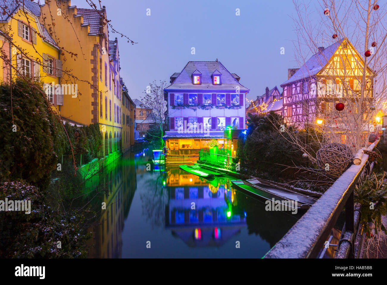 Weihnachts-Dekoration in der Nacht Petite Venise, Colmar Elsass Haut-Rhin-Frankreich Stockfoto