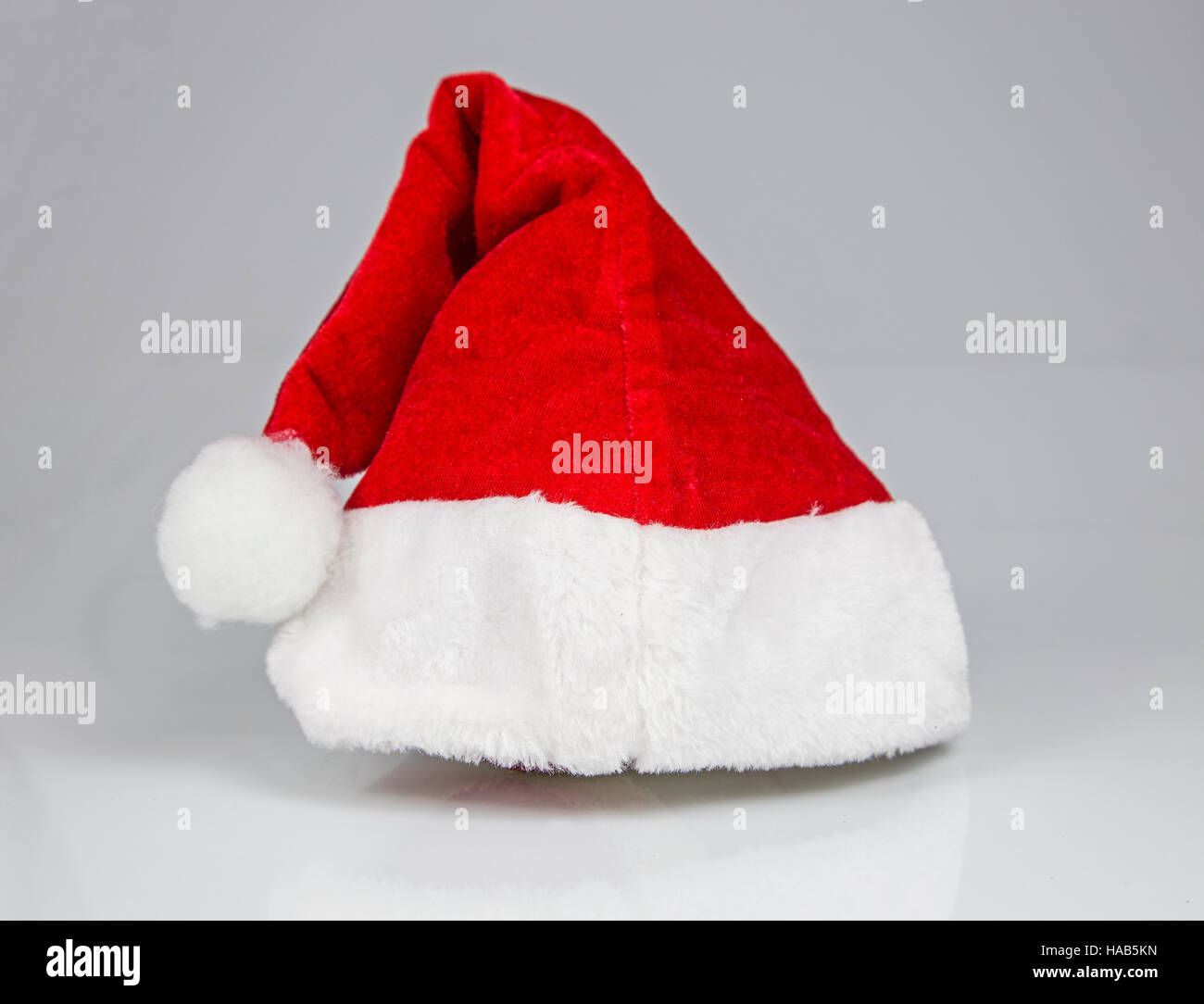 Weihnachtsmann-Mütze auf weißem Hintergrund. Stockfoto