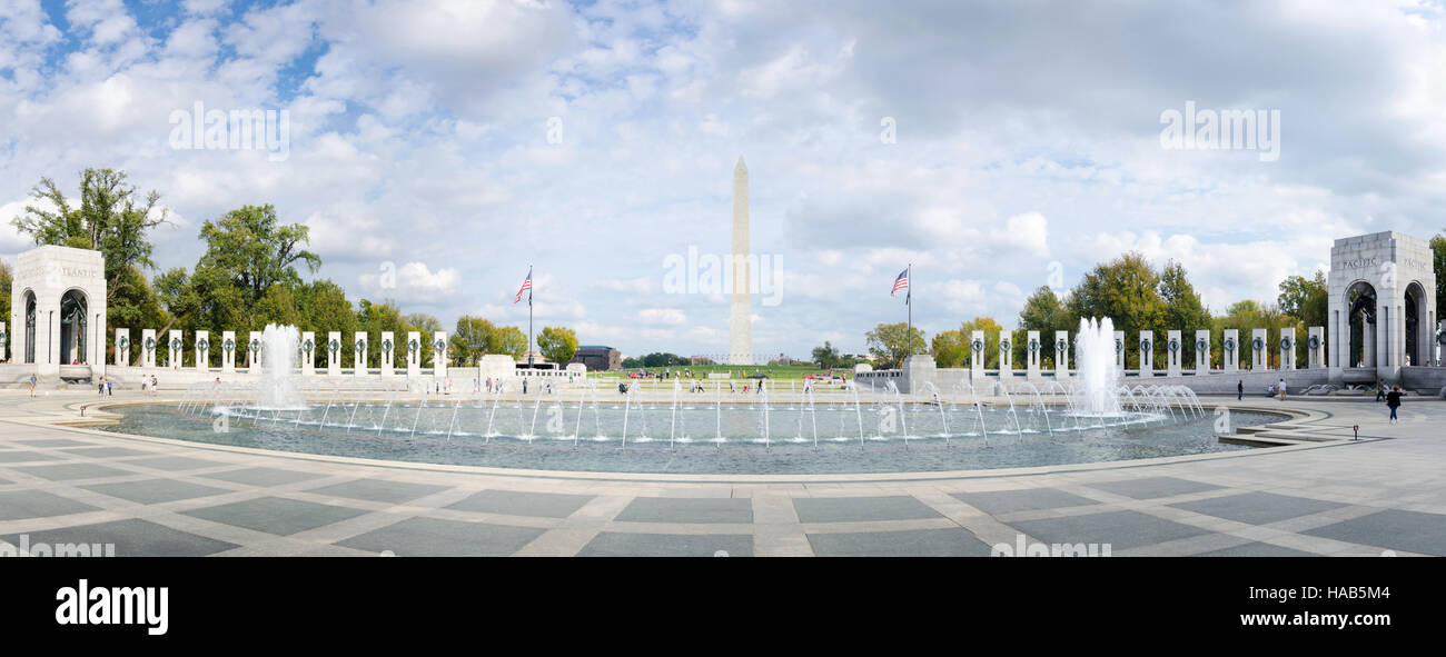 WASHINGTON DC, USA - 20. Oktober 2016: Zweiter Weltkrieg-Denkmal mit Brunnen Vollansicht Panorama mit wenigen Touristen vorbei kaufen Stockfoto
