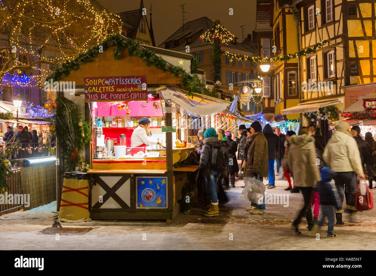 Touristen genießen den Weihnachtsmarkt in Straßburg, Wein-Route, Elsass, Bas Rhin, Frankreich Stockfoto