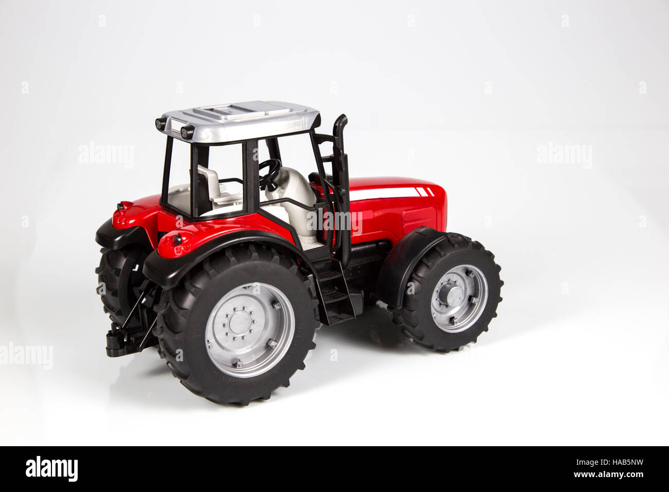 Spielzeug Traktor auf dem weißen Hintergrund. Stockfoto