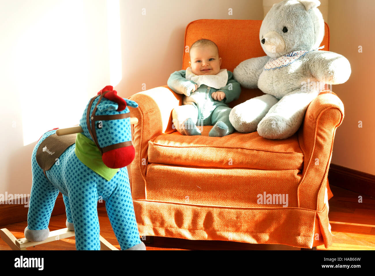 Baby - baby boy mit seinem Spielzeug Stockfoto