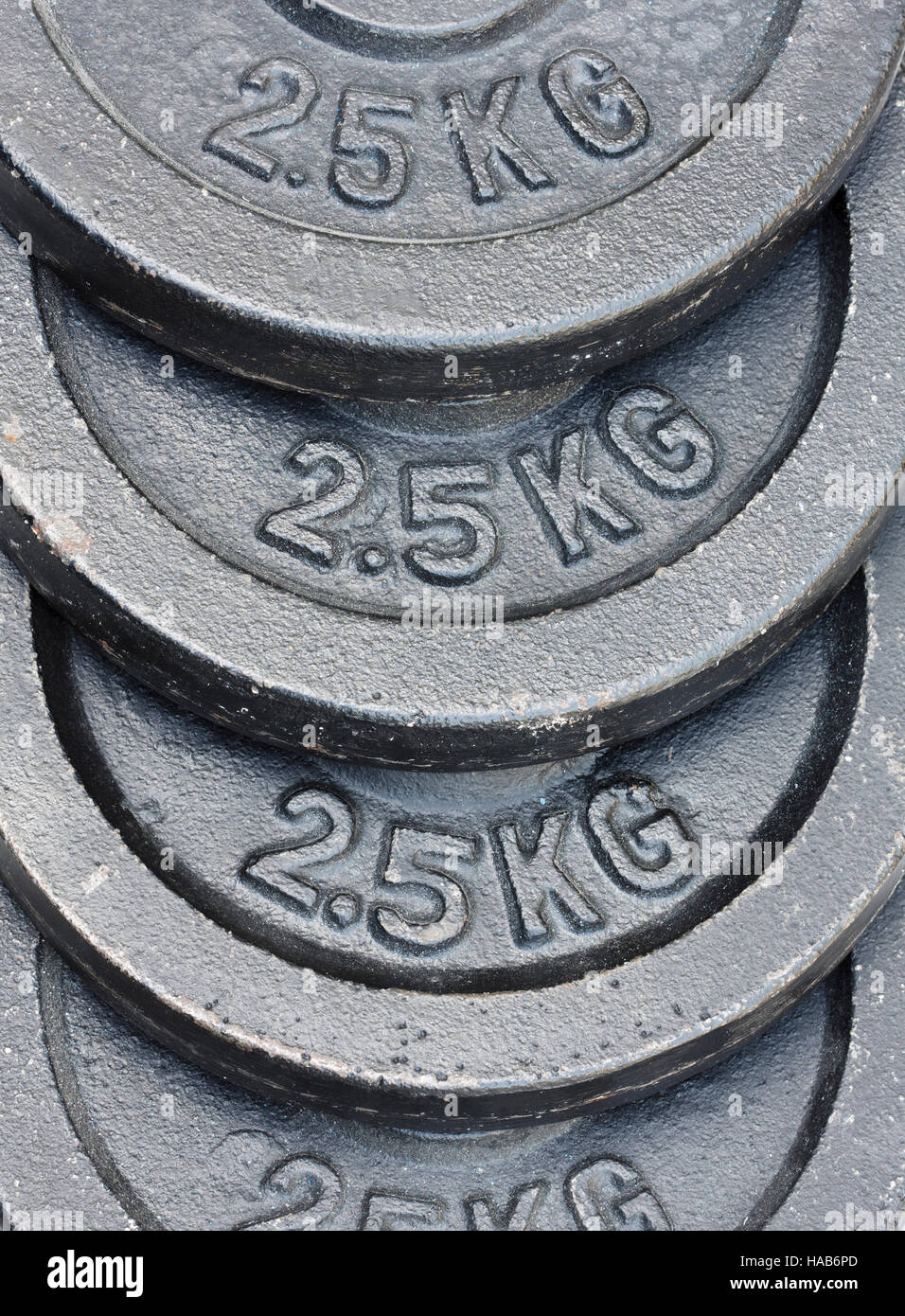 Grau 2,5 Kilogramm Gewicht Platten gestapelt Stockfoto