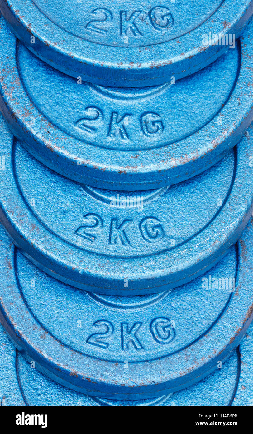 Blau 2 Kilogramm Gewicht Platten gestapelt Stockfoto