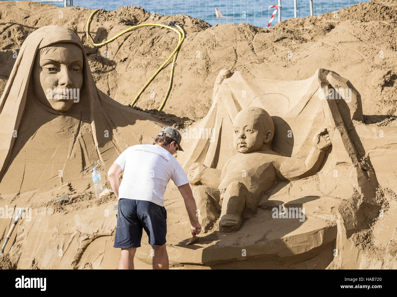 Las Palmas, Gran Canaria, Kanarische Inseln, Spanien. 28. November 2016. Ein Team von sechs internationalen Sand Bildhauer arbeiten an der jährlichen 75 x 30 Meter Sand Krippe am Stadtstrand in Las Palmas bei strahlendem Sonnenschein. 200.000 Menschen besucht die Krippe 2015. Bildnachweis: Alan Dawson News/Alamy Live-Nachrichten Stockfoto