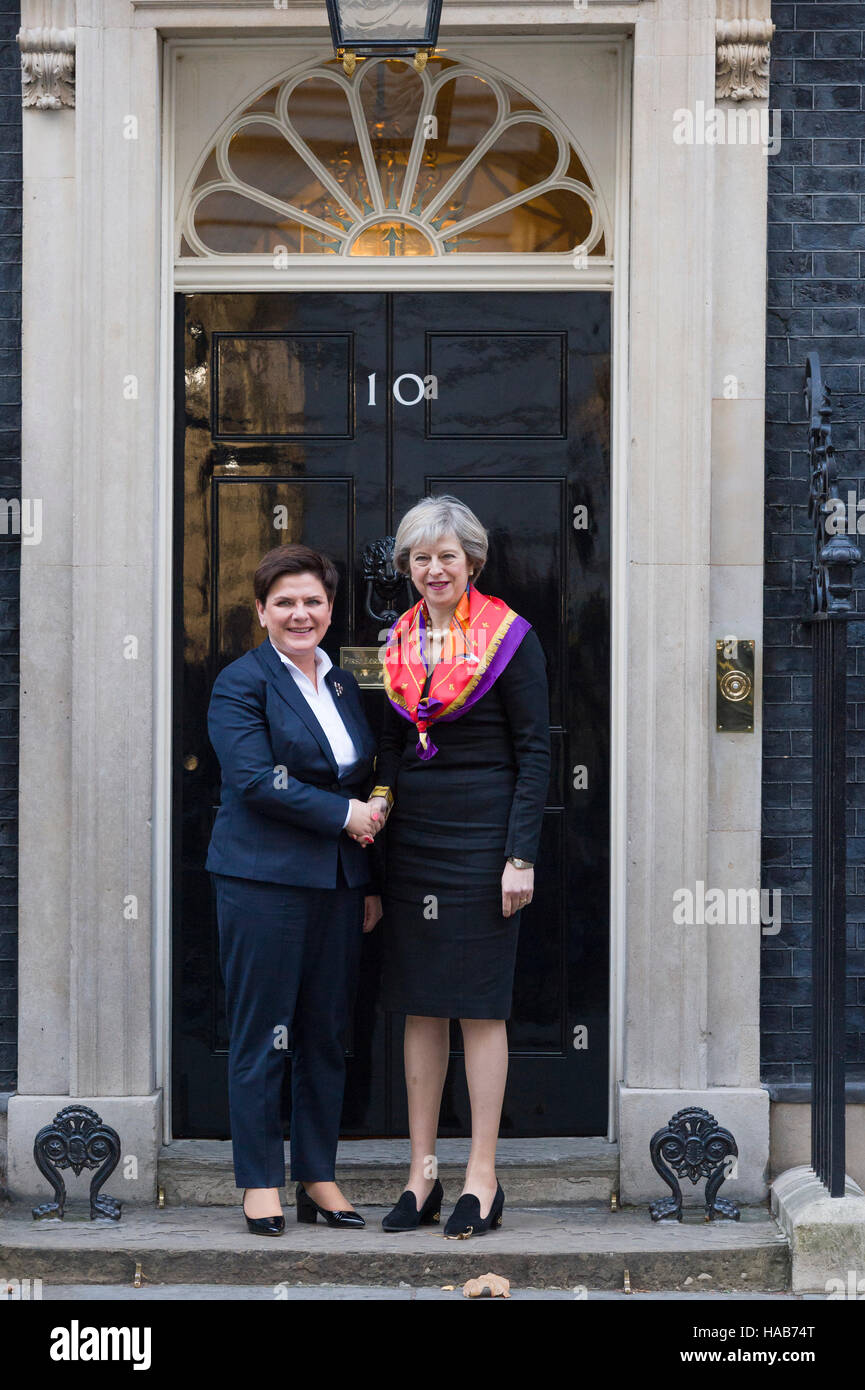 London, Großbritannien. 28. November 2016. Theresa kann, der britische Premierminister, Gruß Beata Szydło Ministerpräsident Polens, wie er in 10 Downing Street, London kommt.  Der Prime Minister sind halten historische bilaterale Gipfel entwickelt, um die Beziehung zwischen Großbritannien und Polen zu stärken, als Großbritannien bereitet die EU verlassen. Der Gipfel bringt beide Ministerpräsidenten zusammen mit einer Reihe ihrer senior Schrank Minister, einschließlich der Bundeskanzlerin und der Außenminister und Verteidigung Sekretär/innen, für die erste Sitzung des es ist eine Art. Bildnachweis: Alex MacNaughton/Alamy Live-Nachrichten Stockfoto