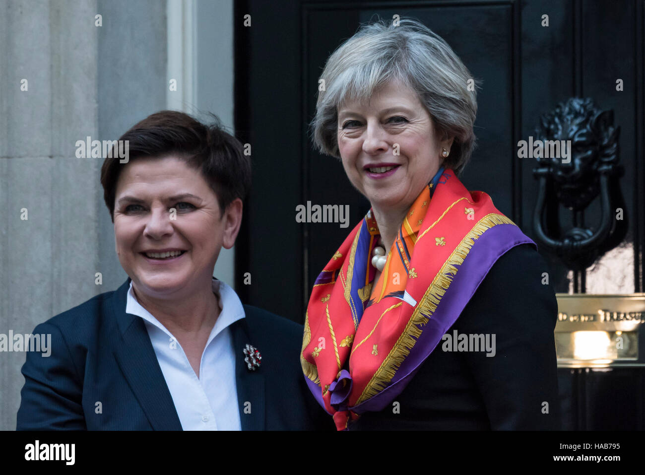 London, UK.  28. November 2016.  Premierminister Theresa Mai trifft der polnische Premierminister Beata Szydlo in der Downing Street zu einem historischen Gipfel entwickelt, um die Beziehung zwischen Großbritannien und Polen zu stärken, als Großbritannien bereitet die EU verlassen.  Die UK-Polen bilaterale Gipfel vereint beide Ministerpräsidenten zusammen mit einer Reihe ihrer senior Schrank Minister, einschließlich der Kanzler und die Außen- und Verteidigung Sekretär/innen, für das erste Treffen seiner Art. Bildnachweis: Stephen Chung / Alamy Live News Stockfoto