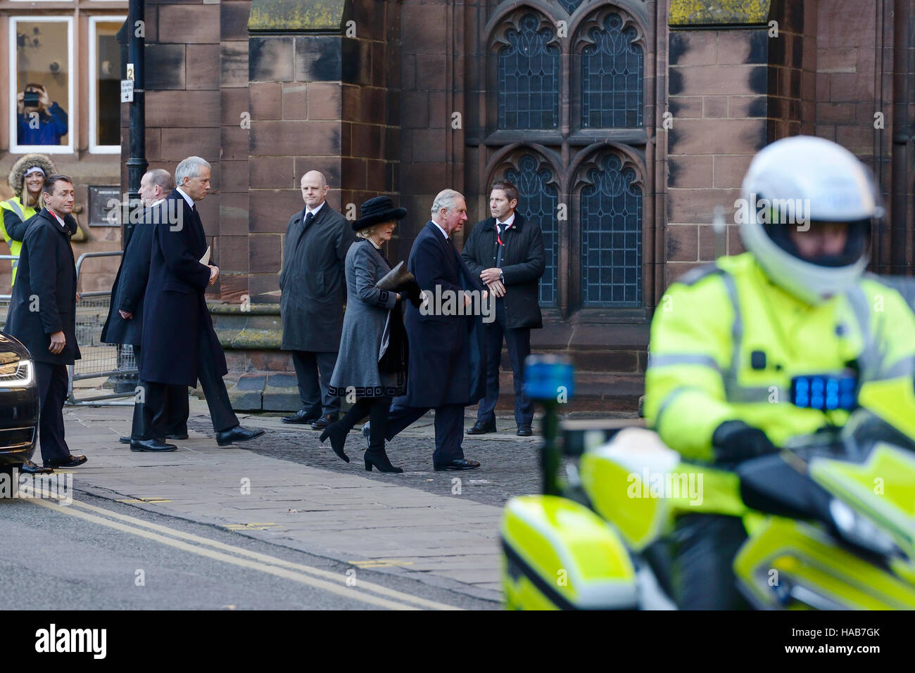 Chester, UK. 28. November 2016. Prinz Charles und Camilla kommen in Chester Kathedrale für die Trauerfeier für den Herzog von Westminster, am 9. August starb. Bildnachweis: Andrew Paterson/Alamy Live-Nachrichten Stockfoto